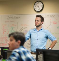 An instructor at Stanford Science Circle leads a lecture from the front of the classroom.